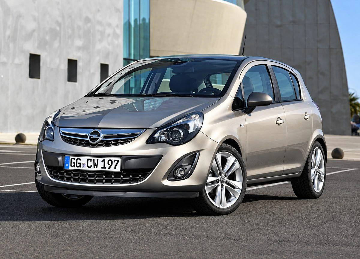Gümüş renkli Opel Corsa hatchback açık alanda