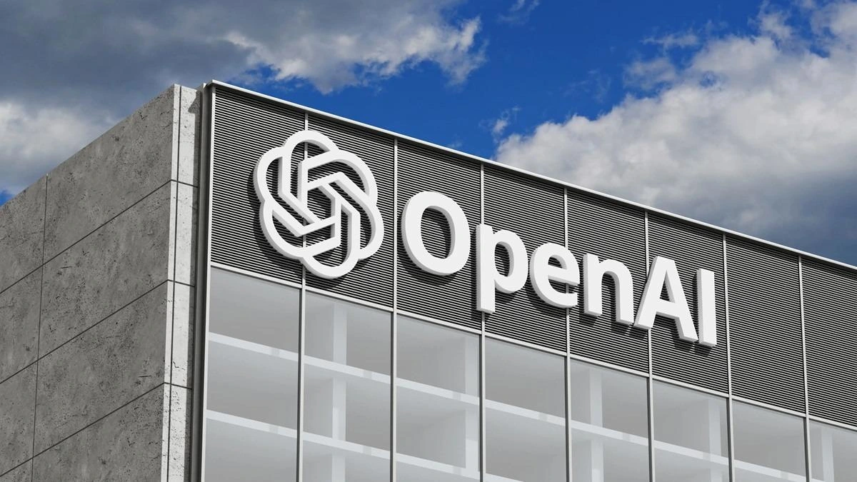 Gökyüzü altında bir binanın cephesindeki OpenAI tabelası