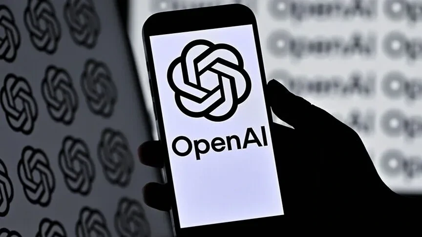 OpenAI logosunun yer aldığı bir akıllı telefon