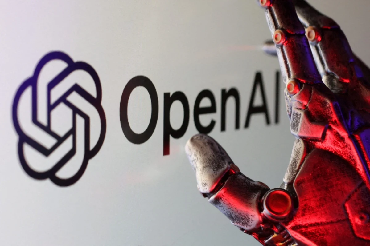 OpenAI logosunun yanında kırmızı ışıklı robot eli