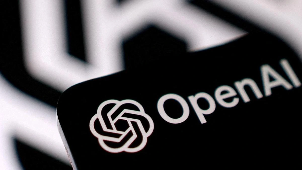 Siyah bir telefon ekranında OpenAI logosu ve adı