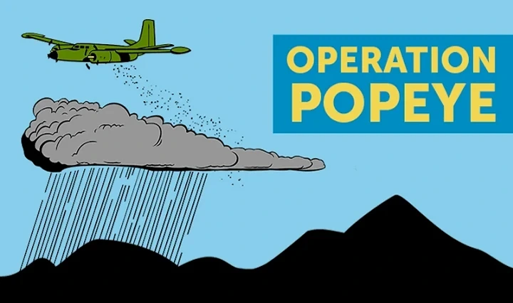 Operation Popeye yazılı çizimde uçağın bulutlara madde bırakarak yağış oluşturması