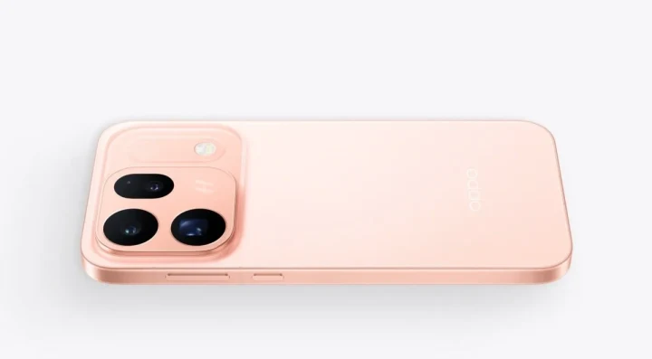 Açık pembe renkli OPPO telefonun arka yüzü ve üç kameralı kamera adası