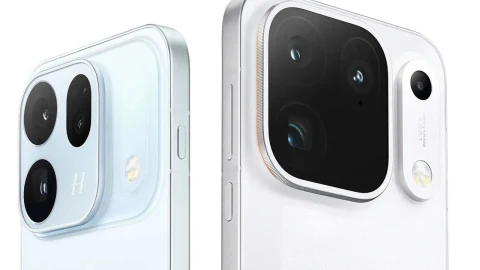 Açık renkli OPPO Find X10 serisi telefonların arka yüzü ve kamera modülleri