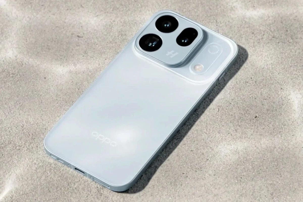 Açık renkli arka yüzeye ve üçlü kamera modülüne sahip Oppo telefonu