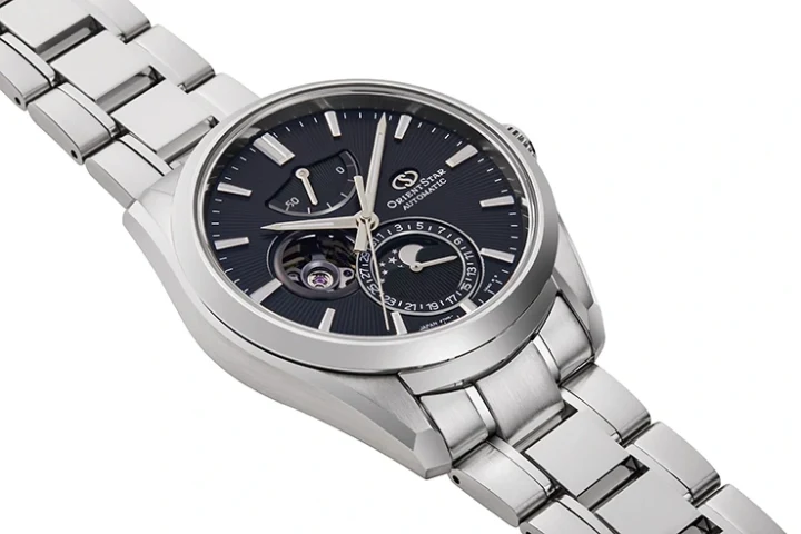 Siyah kadranlı ve çelik bilezikli Orient Star Moon Phase erkek kol saati