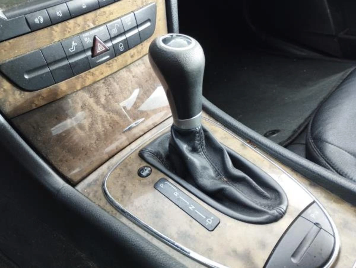 Ahşap desenli orta konsoldaki otomatik vites kolu