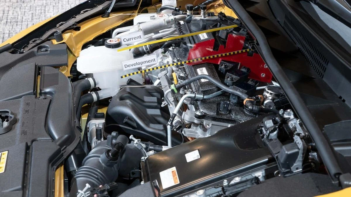 Motor bölmesine yerleştirilmiş otomobil motoru