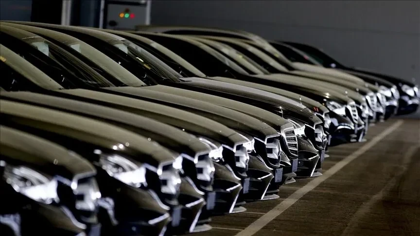 Kapalı alanda yan yana dizilmiş otomobiller