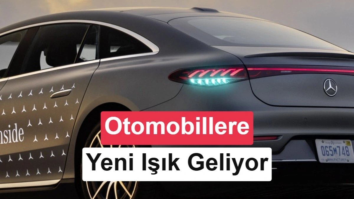 Bir otomobilin arka bölümünde turkuaz renkte yanan ışıklar