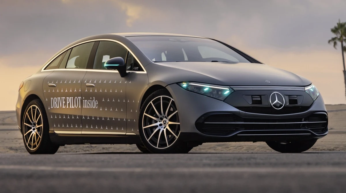 Ön bölümünde turkuaz ışıklar bulunan gri Mercedes-Benz otomobil
