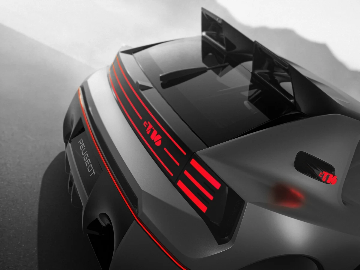 Peugeot E-T16 Concept’in arka bölümündeki kırmızı ışık imzası ve kanat detayları