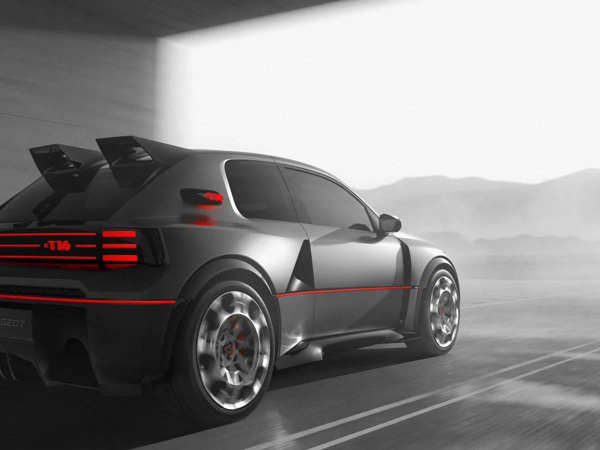 Peugeot E-T16 Concept’in arka ve yan görünümü; gövdede kırmızı ışık şeridi bulunuyor