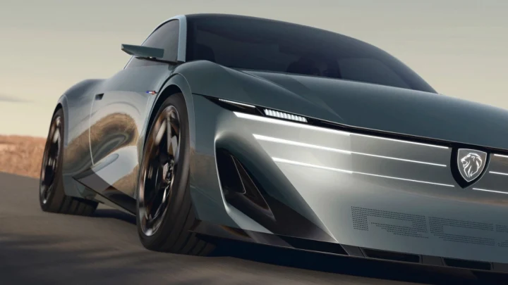 Yolda ilerleyen Peugeot RCZ Vision elektrikli konsept otomobilinin önden görünümü