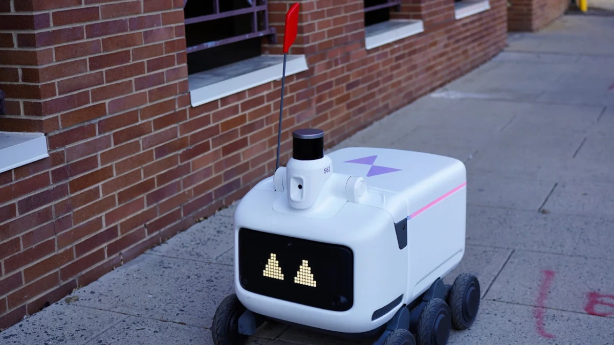 Philadelphia’da kaldırım üzerinde duran otonom teslimat robotu