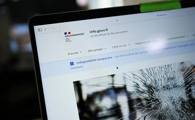 Ekranında geçici olarak kullanılamadığına dair bildirim görünen Fransa kamu portalını gösteren dizüstü bilgisayar