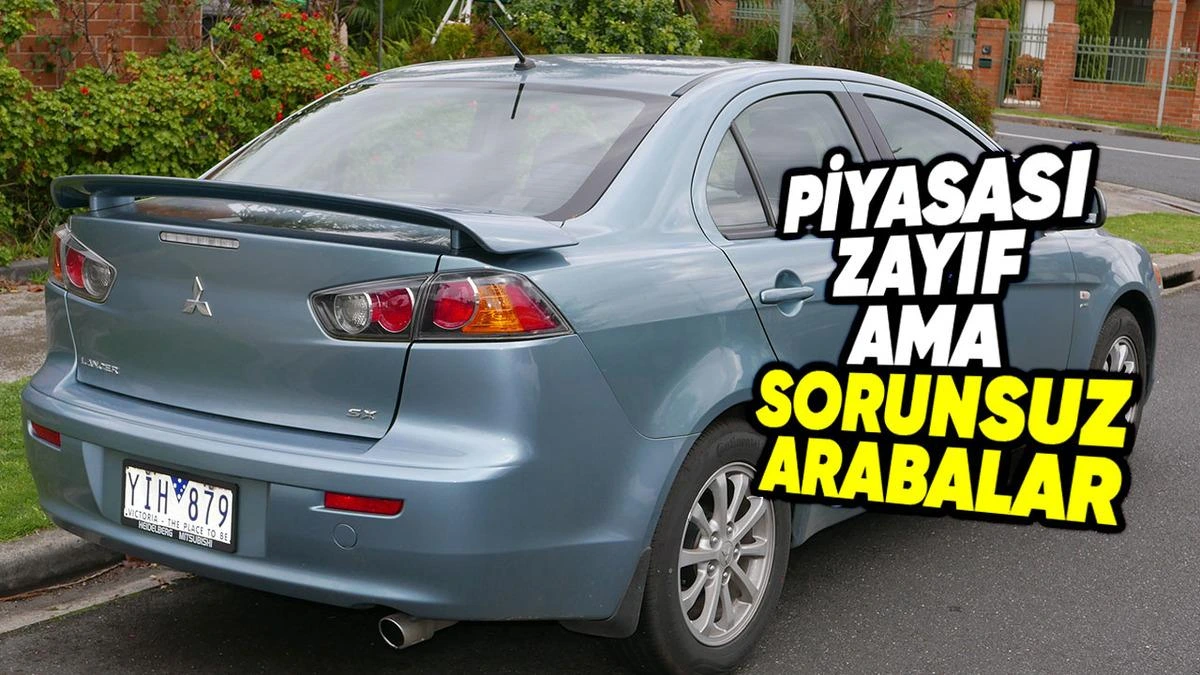 Sokakta park hâlindeki Mitsubishi Lancer ve ikinci el piyasasına ilişkin yazı