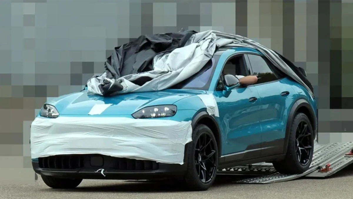 Kamuflajlı mavi Porsche Cayenne Coupe prototipi
