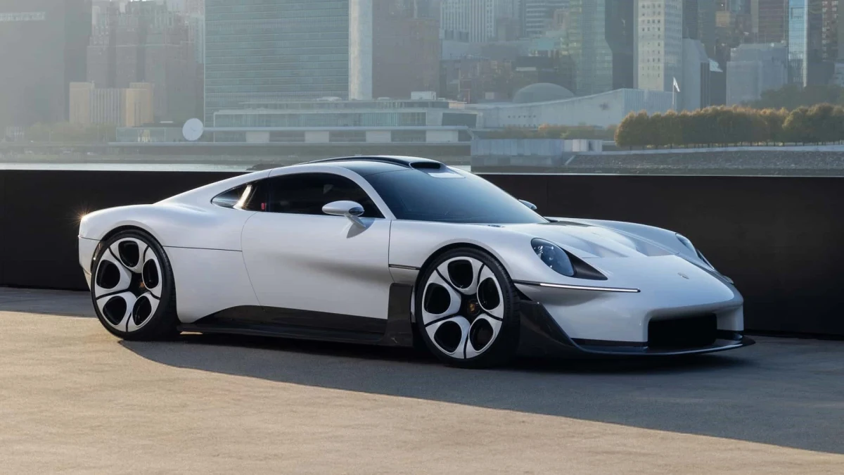 Şehir silüeti önünde duran beyaz, alçak profilli Porsche konsept otomobili