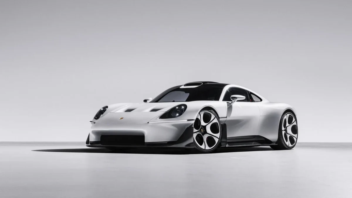Beyaz Porsche Mission S konsept otomobili, stüdyo ortamında önden ve yandan görünüyor