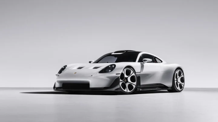 Beyaz Porsche Mission S konsept otomobili, stüdyo ortamında önden ve yandan görünüyor
