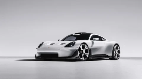 Beyaz Porsche Mission S konsepti, önden ve yandan görünümüyle açık renkli bir stüdyo zemininde sergileniyor.