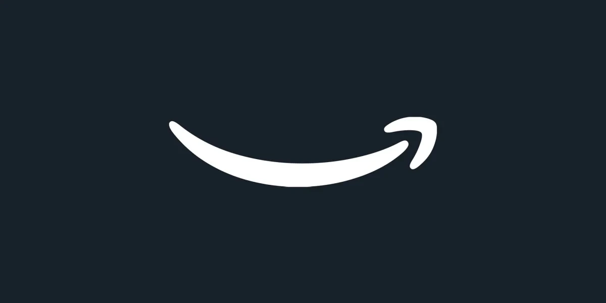 Koyu zemin üzerinde beyaz Amazon gülümseme logosu
