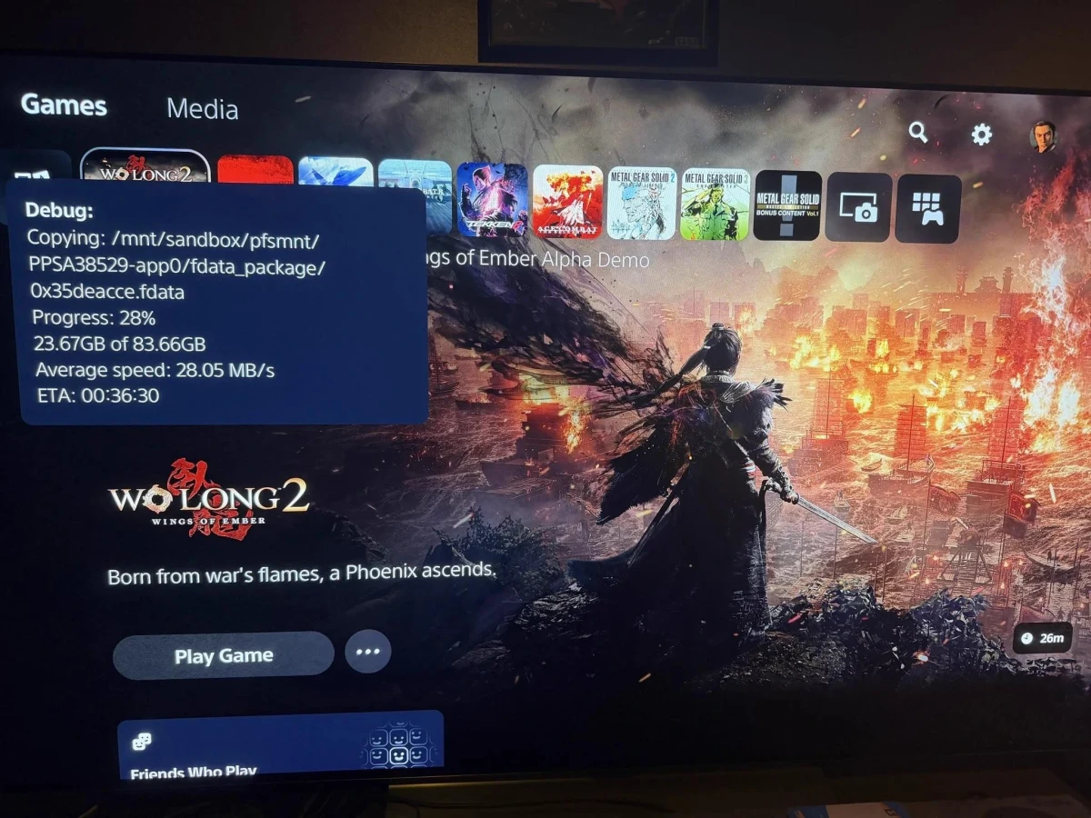 PS5 ekranında oyun arayüzü ve dosya kopyalama ilerleme bilgileri