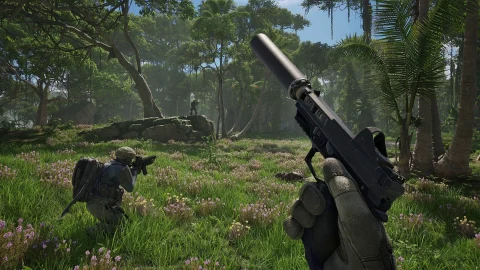 PUBG: Black Budget oyunundan ormanlık alanda geçen bir çatışma sahnesi