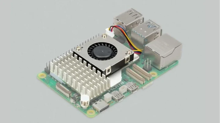 Soğutucu ve fan takılı Raspberry Pi kartı