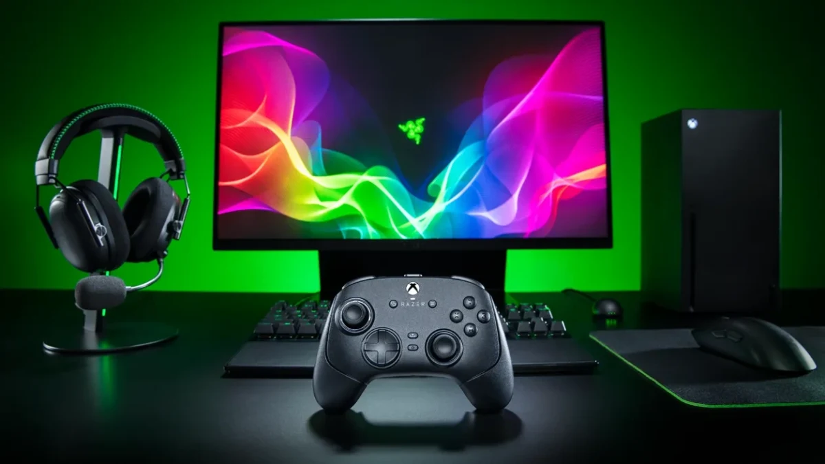 Razer Wolverine V4 oyun kumandası, monitör ve diğer oyun ekipmanlarının önünde sergileniyor