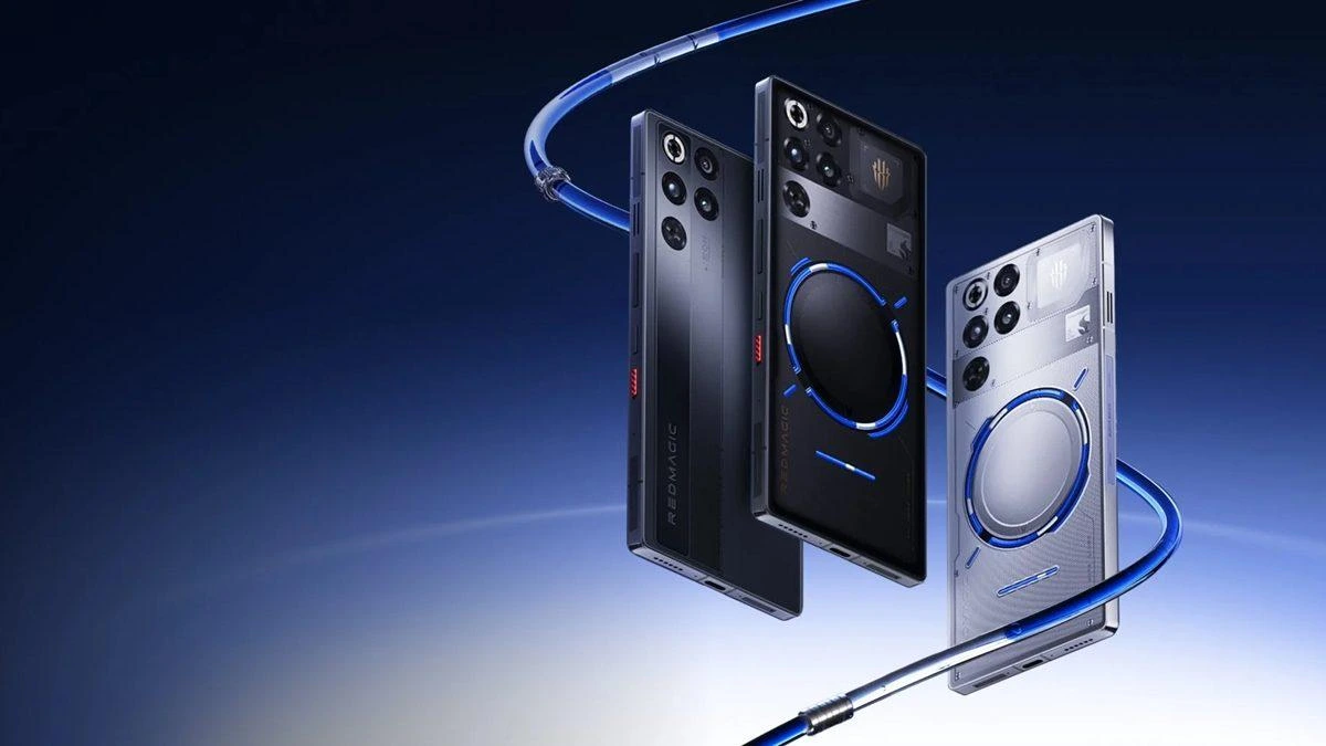 Mavi ışık halkası detaylı üç akıllı telefonun tanıtım görseli