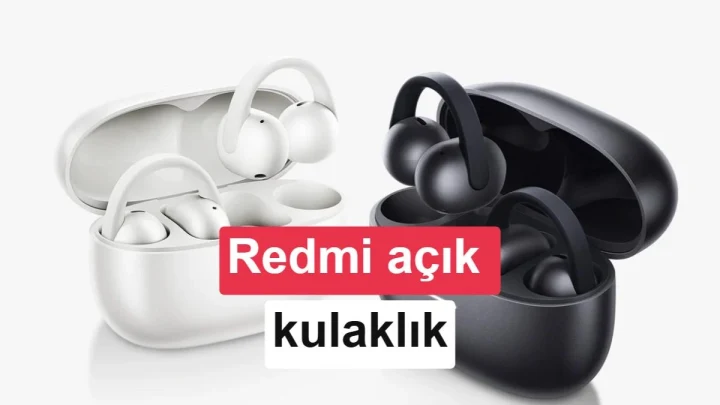 Beyaz ve siyah Redmi Clip Neo kulaklıklar, şarj kutuları açık halde yan yana görülüyor
