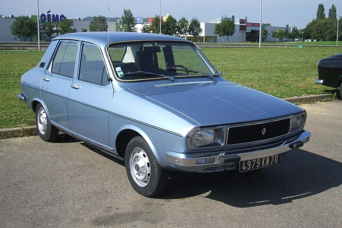 Açık mavi Renault 12 otomobil çimenlik bir alanın yanında park hâlinde