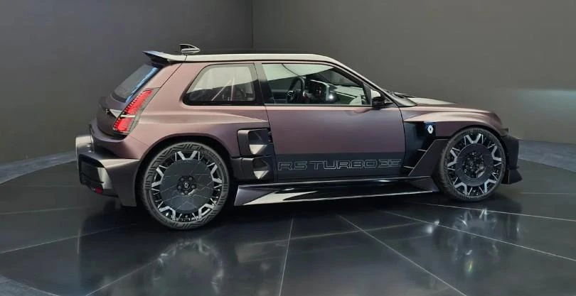 Renault 5 Turbo 3E’nin geniş çamurluklu elektrikli otomobil tasarımı