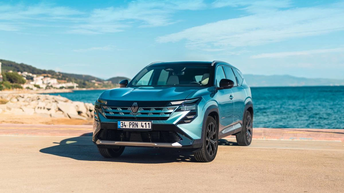 Turkuaz renkli Renault Boreal SUV sahil yolunda