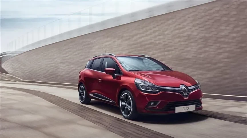 Kırmızı Renault Clio otomobil