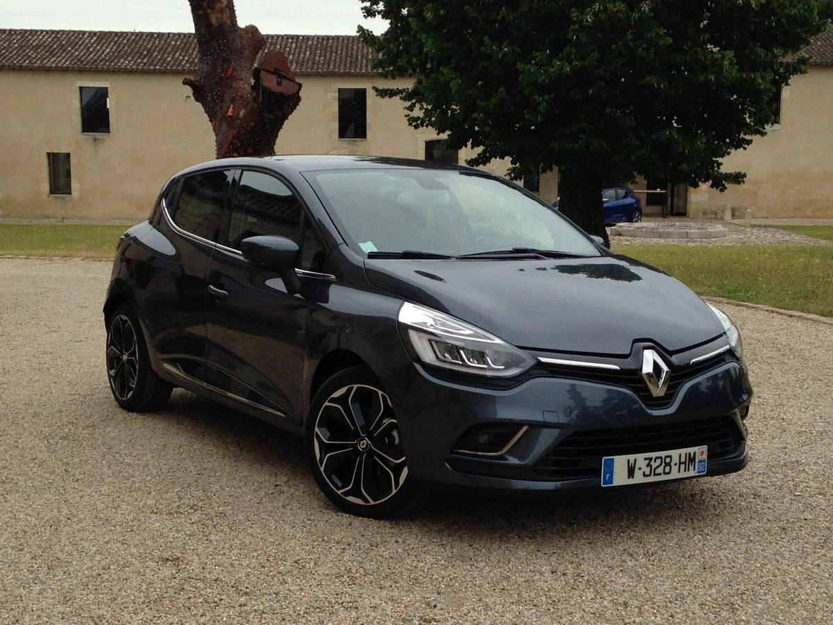 Koyu renkli Renault Clio 4 açık alanda park hâlinde