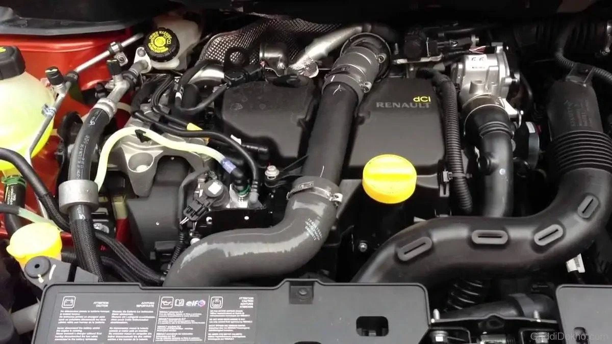 Renault dCi yazılı motor kapağı ve motor bölmesi