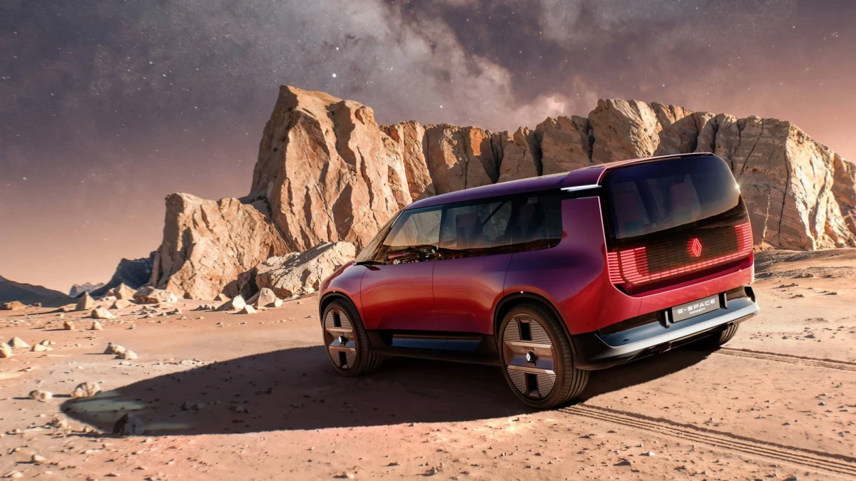 Çöl ortamında arkadan görünen kırmızı Renault E-Space Concept