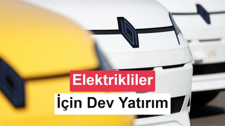 Bir kişi, şarj istasyonunun yanında duran mavi Renault elektrikli otomobilin fotoğrafını çekiyor