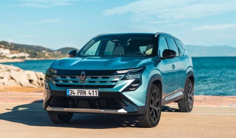Sahil yolunda park hâlindeki mavi Renault SUV