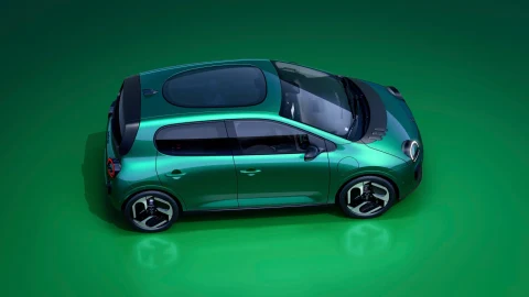 Yeşil Renault Twingo E-Tech, panoramik cam tavanı görünür biçimde üst açıdan görüntüleniyor