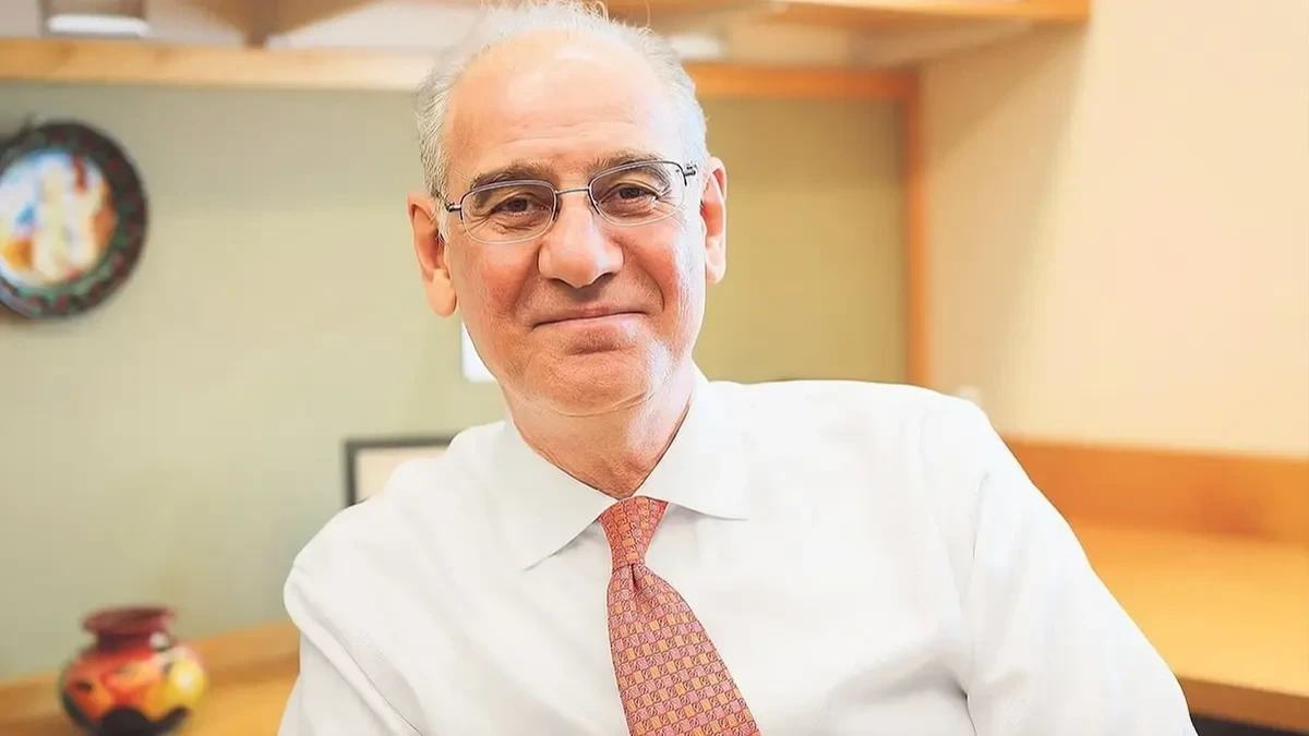 Prof. Dr. Rıfat Atun’un portre fotoğrafı