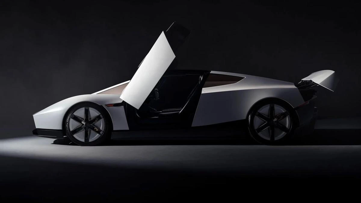 Tesla Roadster’ın yukarı açılan kapıları açık hâlde yandan görünümü