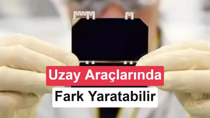 Bir elin tuttuğu, üzerinde koyu renkli hücre bölümleri bulunan küçük güneş paneli