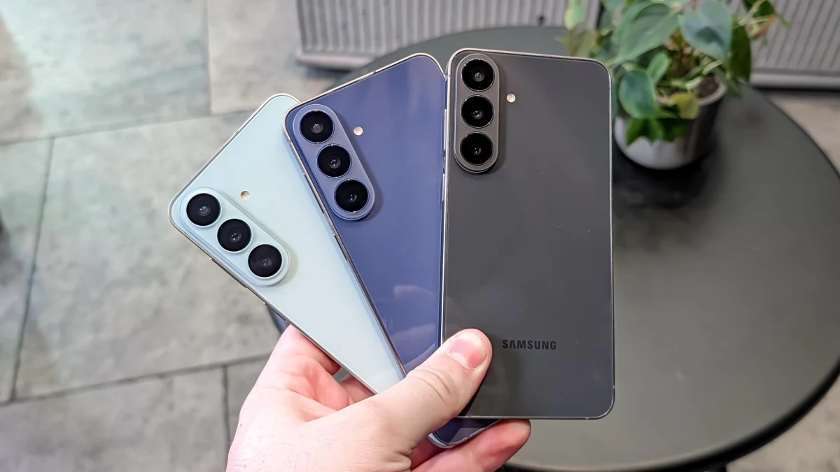 Bir elde tutulan, farklı renklerde üç Samsung akıllı telefon