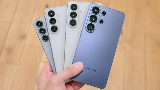 Bir kişinin elinde tuttuğu farklı renklerde Samsung akıllı telefonlar