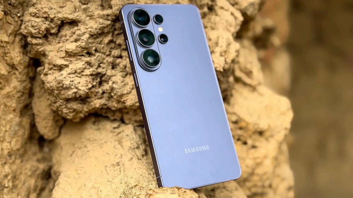 Kayalık zemin üzerinde duran mavi Samsung akıllı telefon