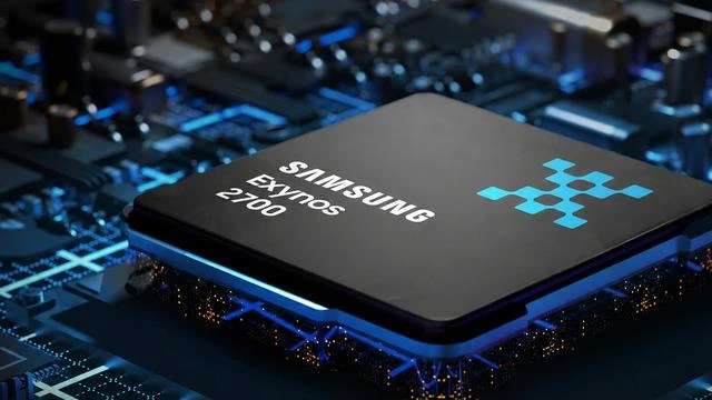 Samsung Exynos 2700 yonga seti, mavi ışıklarla aydınlatılmış devre kartı üzerinde gösteriliyor